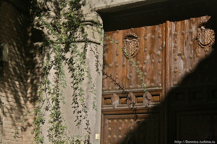 старинная деревянная дверь да такая, чтобы всадник мог въехать прямо на коне Толедо, Испания