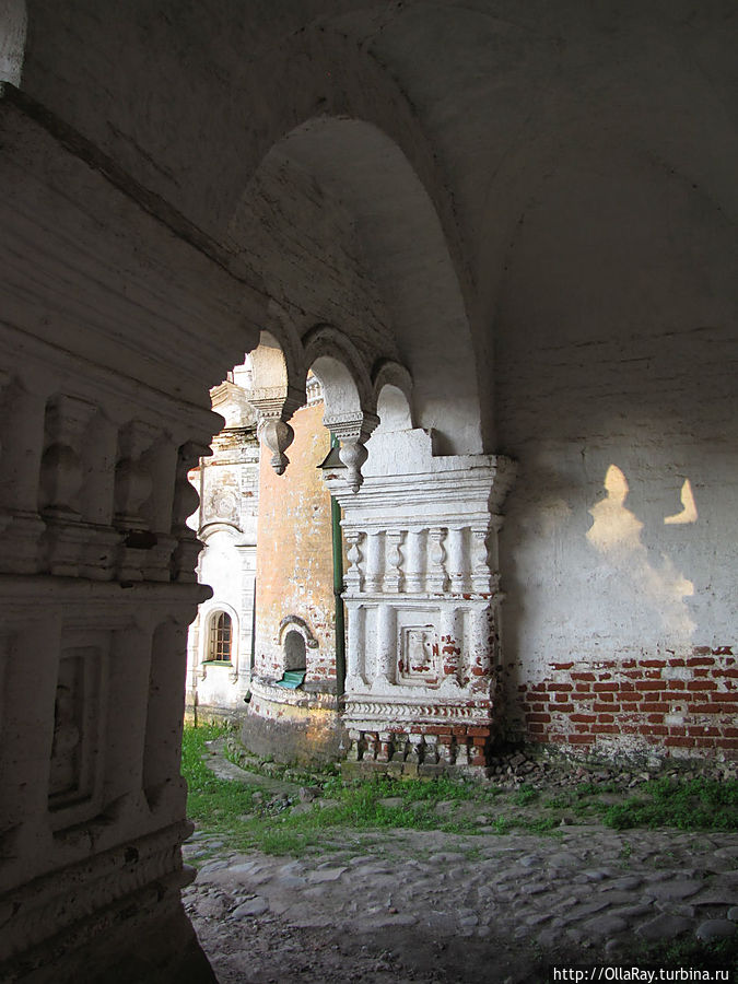 Особенно выразителен нижний пояс аркады галереи и арки ворот, обильно украшенные 