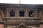 А это знаменитый балкон богини Кумари на площади Дурбар в Катманду. Здесь живет маленькая девочка — живое воплощение богини Таледжу. По традиции она иногда выглядывает из этого окна, буквально на минуту, чтобы показаться людям, пришедшим ей поклониться. Увидеть ее считается большой удачей и хорошим знаком. На этот раз мне ее увидеть не посчастливилось.