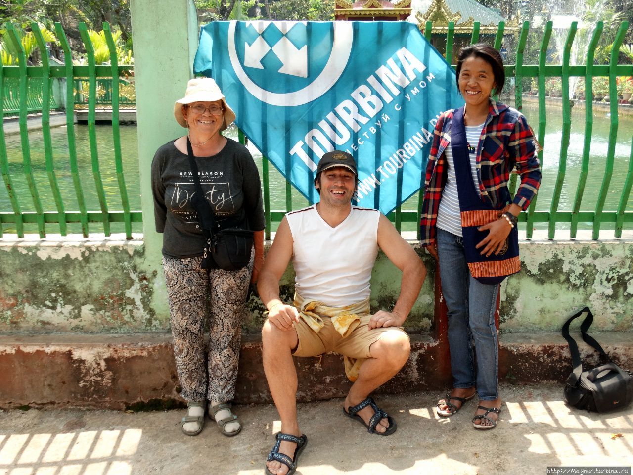 г. Пуай. Перед входом в водяную пещеру. Мандалай, Мьянма