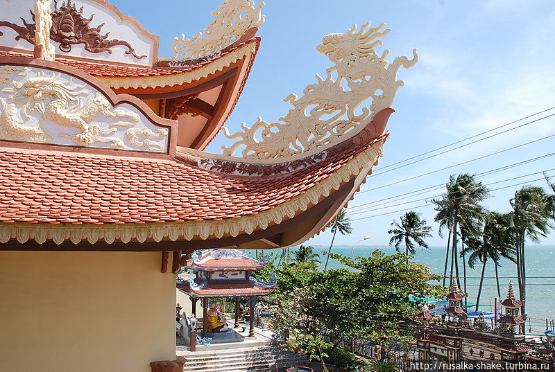 Буддистский храм с танцующей старушкой Муй-Не, Вьетнам