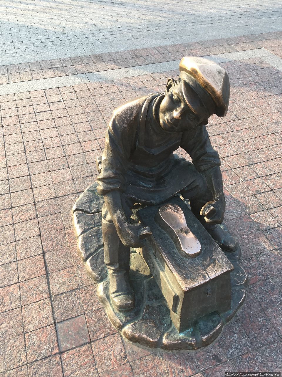 Скульптура «Чистильщик обуви» Астрахань, Россия