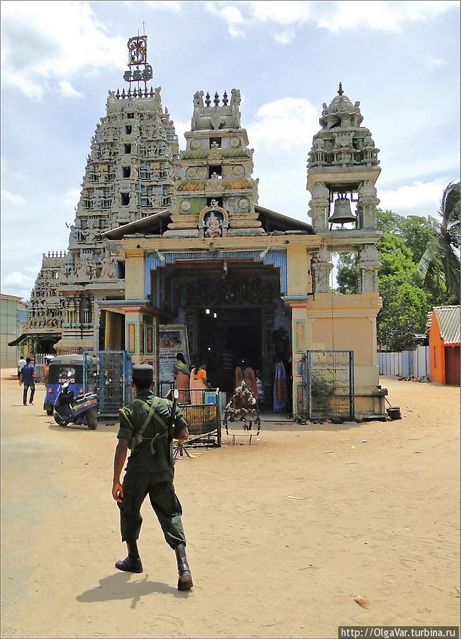 Индуистских храмов в Тринкомали много. Это — один из них Тринкомали, Шри-Ланка