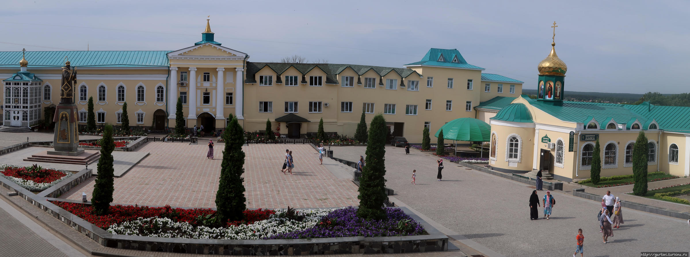 Панорама на площадь перед памятником Тихону Задонскому, Вознесенскую и Тихоновскую церкви. Задонск, Россия