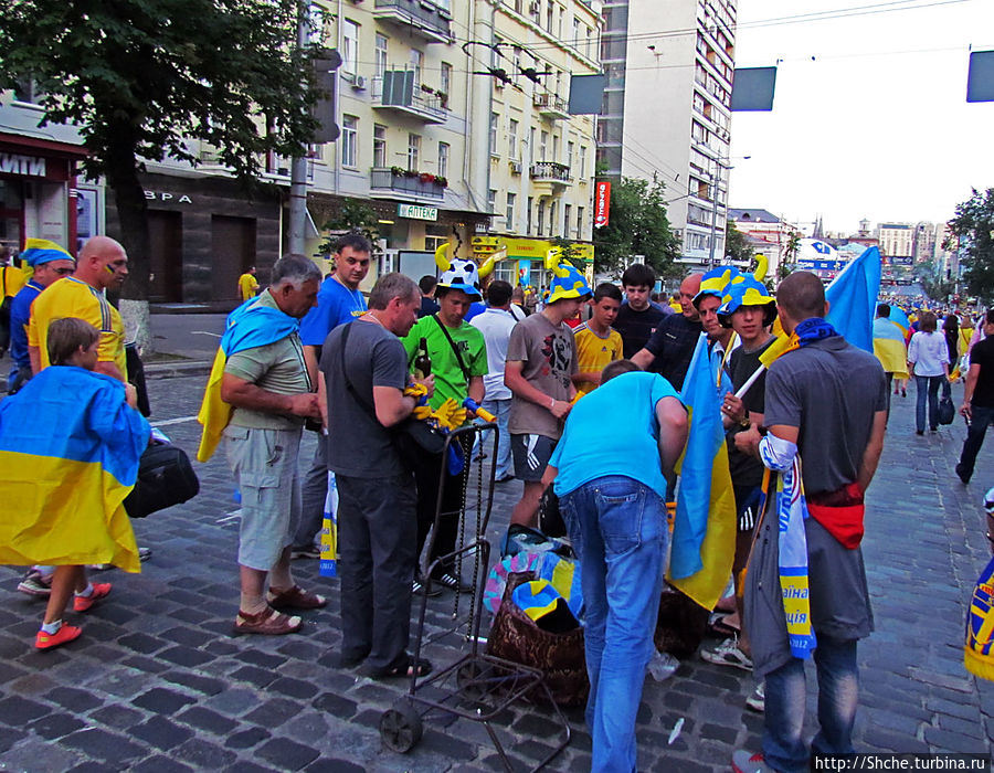 не смотря на ментов, местами что-то продавали на улицах Киев, Украина