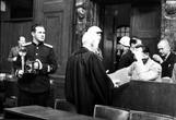 Евгений Халдей возле Германа Геринга на Нюрнбергском процессе .(Из интернета)