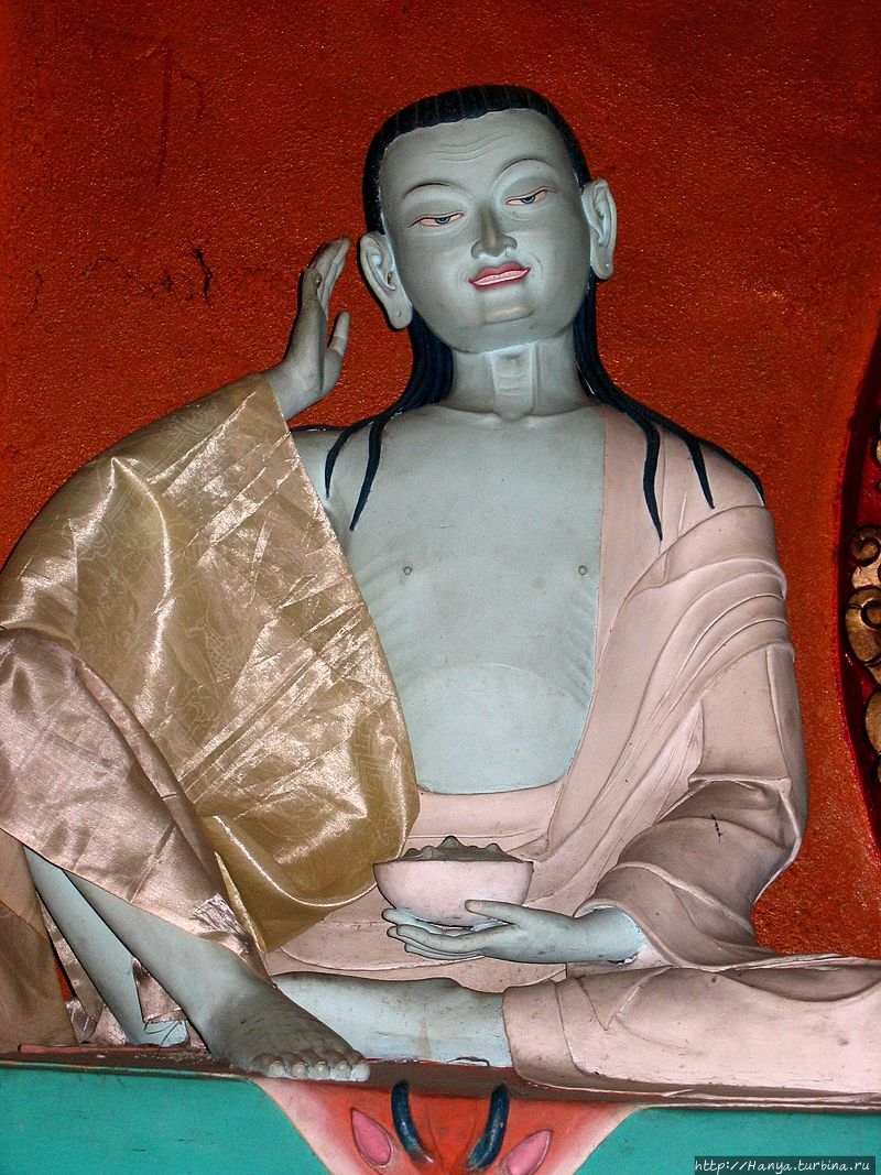 Статуя Миларепы (1040–1123). Из интернета Паро, Бутан