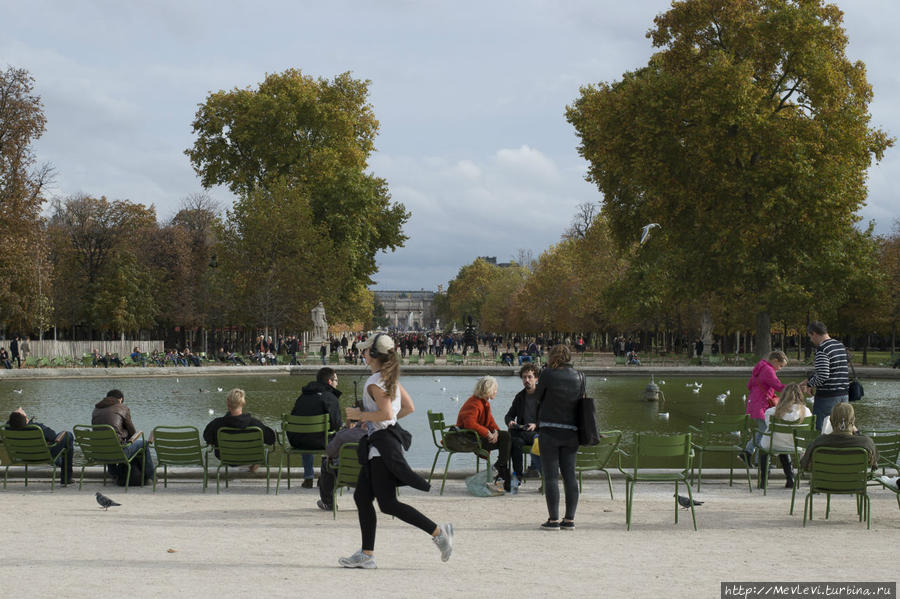 У Лувра Париж, Франция