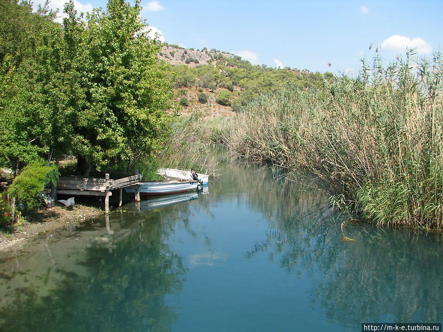 С перехода через реку начинается дорога к Пидне Эгейский регион, Турция