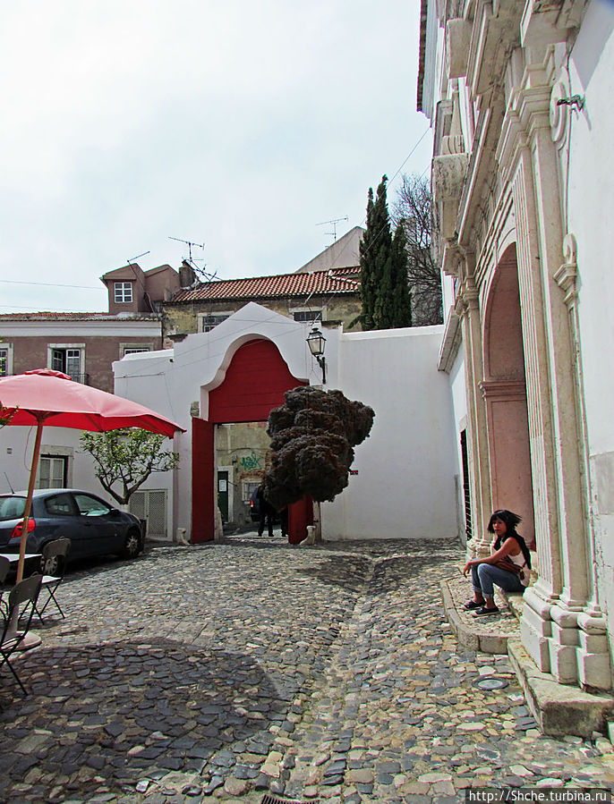 здесь пришлось пересчь любопытный дворик