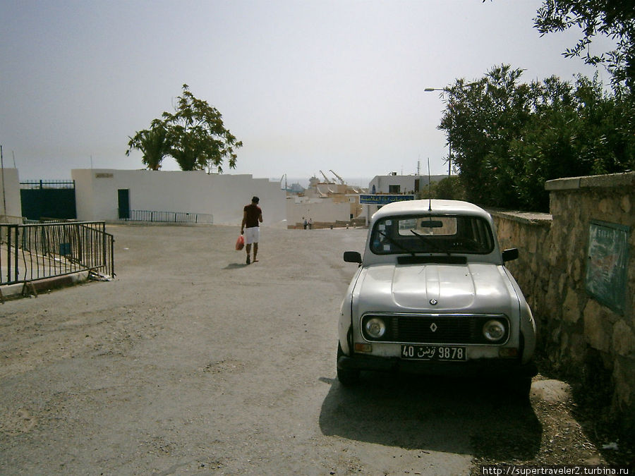 Встречается порядочно старых французских машин Сусс, Тунис