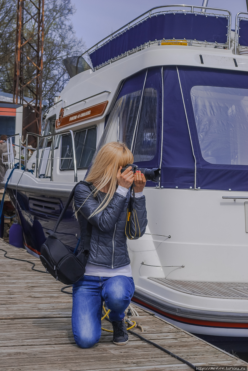 Красивые девушки, лодки, май месяц Рига, Латвия