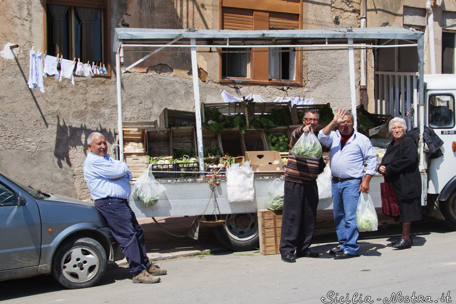 Торговцы овощами приветствуют фотографа! ))) Чанчана, Италия