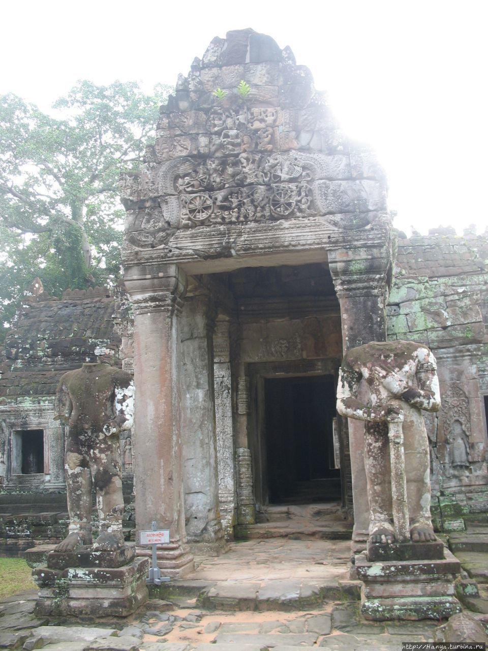 Вход в центральное святилище храма Пре-Кхан. Фигуры стражников Дварапалов Ангкор (столица государства кхмеров), Камбоджа