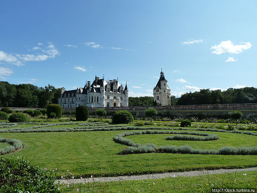 Вид на замок Шенонсо с садом Дианы Шенонсо, Франция