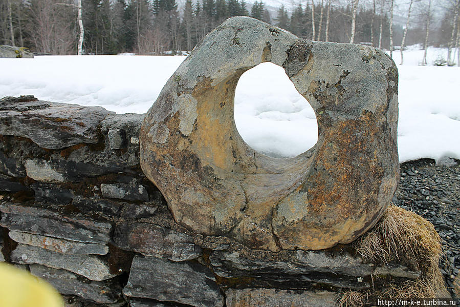Неприметный камень у дороги или тест на беременность Хеллесюльт, Норвегия