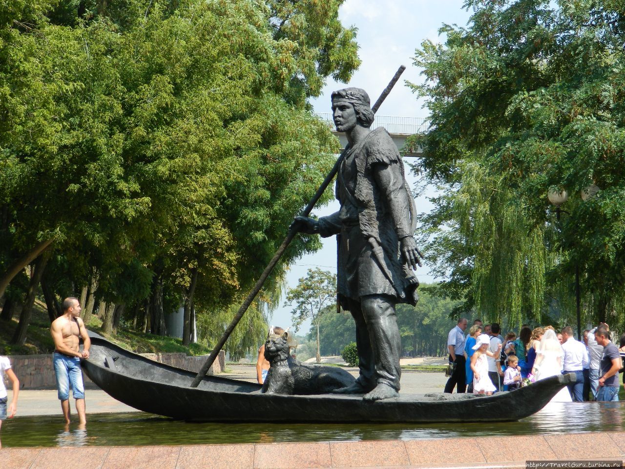 Скульптура Лодочник. 
Образ первого человека, приплывшего на эту территорию Гомель, Беларусь