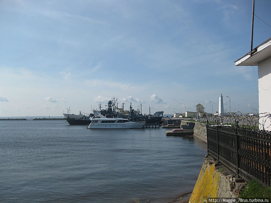 Вдали справа виднеется Створный маяк — один из старейших в Кронштадте, расположенный на берегу Петровского док — канала