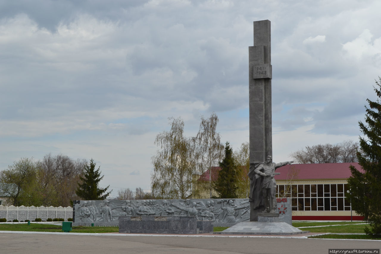 Татищево саратовская область. Памятники в Татищево Саратовской области. Памятники поселка Татищево. Улица Строителей Татищево. Татищево Оренбургская область.