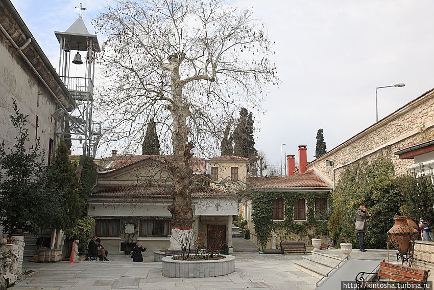 Дворик церкви животворящего источника Стамбул, Турция