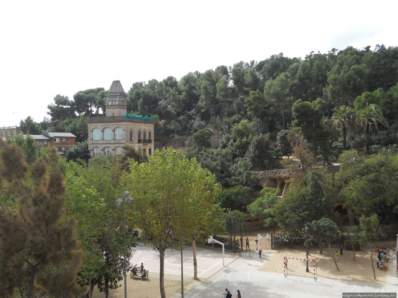 Парк Гуэль в Барселоне. Тоскана, Италия