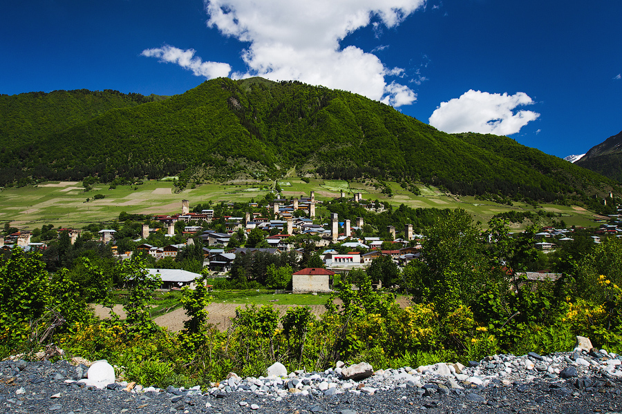 Местиа — современный туристический центр Сванетии. Этот городок расположен на высоте более 1400 метров над уровнем моря. Строительство идет нешуточными темпами.. Каких-то пару лет, и тут будут дорогие гостиницы и рестораны.. Уже есть даже свой аэропорт. В Грузии основательно взялись за развитие туризма. И это уже сказывается на ценах..