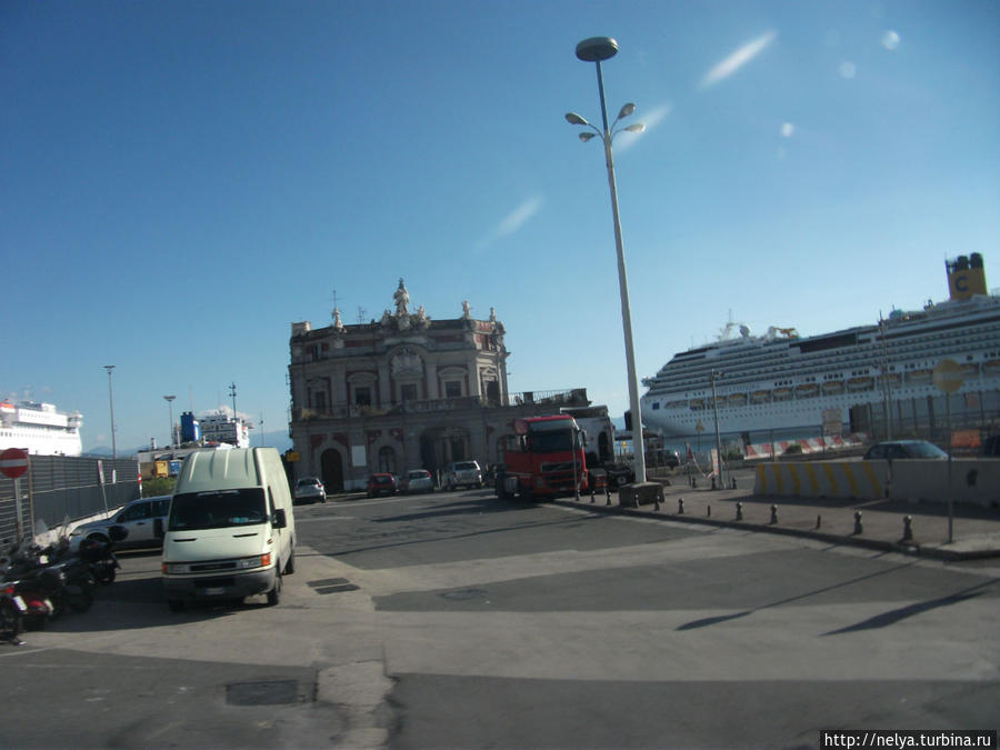 Морской порт в Неаполе Неаполь, Италия