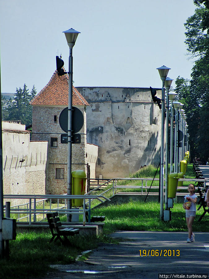 К Югу к исторического центра за городской стеной находится пешеходная аллея для прогулок вдоль городской стены (по-румынски, да и, наверное, в остальных латинских языках аллея для прогулок называется «Promenada») и гора Тампа. Как называется Promenada c южной стороны исторического центра не запомнил, да и не суть важно. Выйти на эту прогулочную аллею можно через проход в стене от улицы Strada Castelului