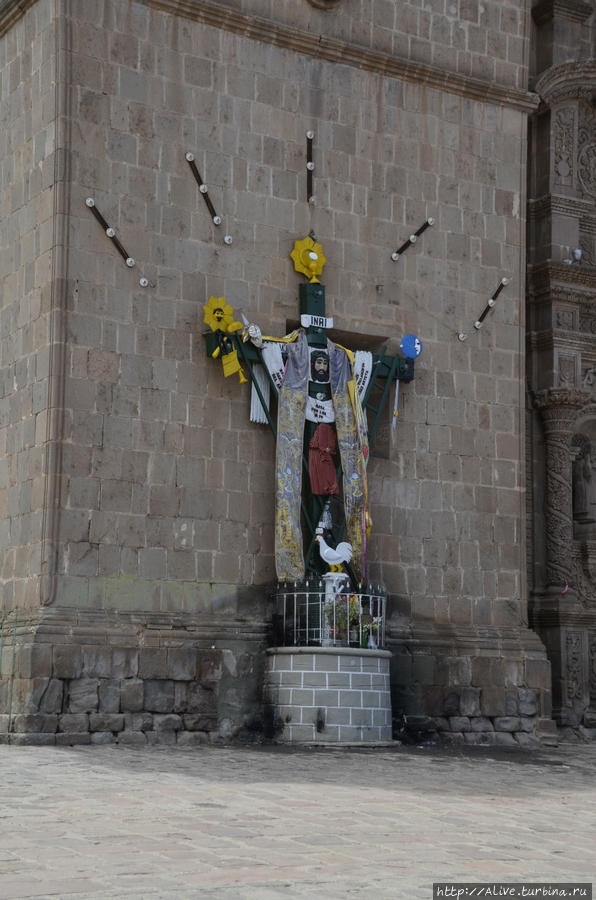 На стене собора (для тех, кто не успел внутрь — может помолиться снаружи). Перу