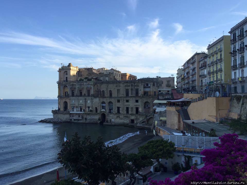Неаполь: Палаццо Донн Анна и набережная Марджеллина Неаполь, Италия