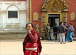 Находясь в Бхактапуре, невозможно не удивляться тому, что видишь вокруг. Вот, к примеру, Золотые Ворота, ведущие во дворец  55 окон. Уникальность их в том, что,    это одни из самых богато украшенных ворот в мире