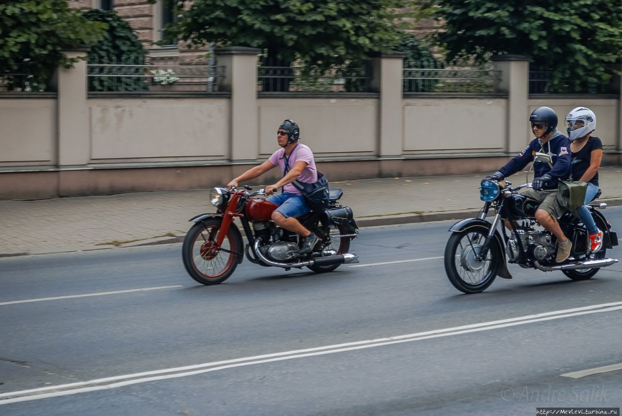 Старинные автомобили на улицах столицы: парад Rīga Retro 201 Рига, Латвия