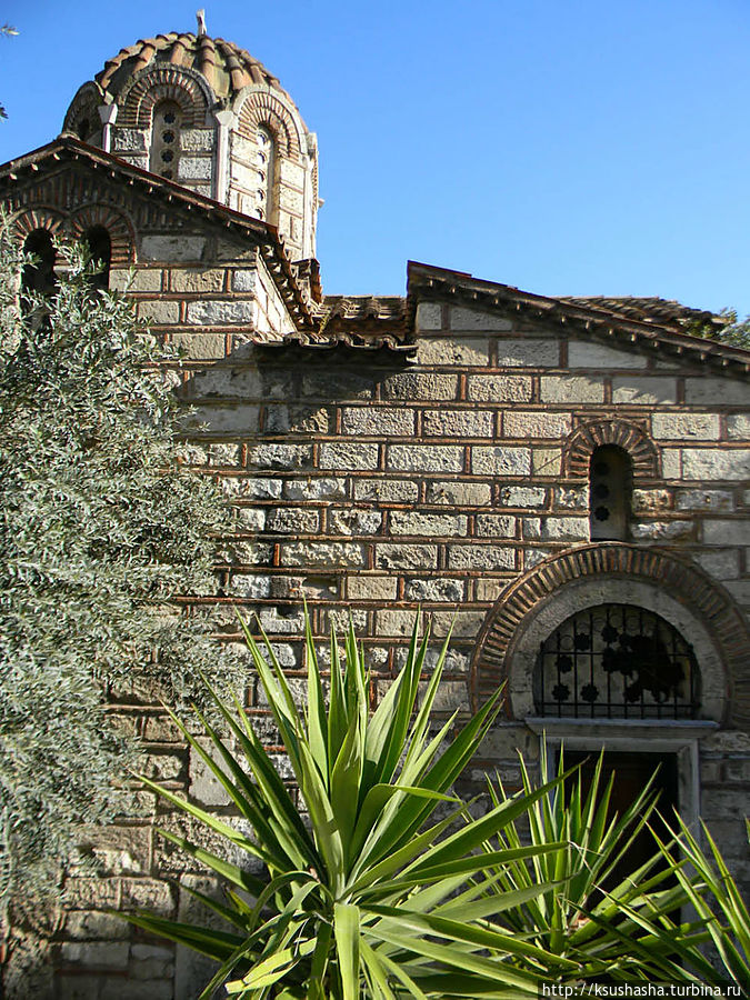 Над северным входом в церковь есть арка в форме подковы, имеющая в своём оформлении исламские корни. Влияние восточных традиций прослеживается и в многочисленных вещах византийской эпохи,вот даже и в оформлении христианской базилики. Афины, Греция