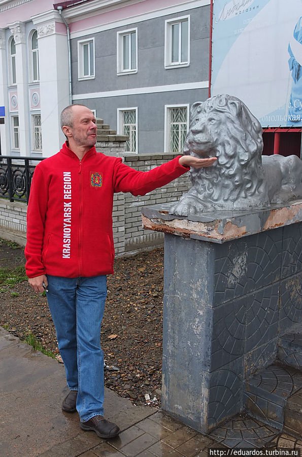 Кого и от кого охраняют эти грозные львы? )))