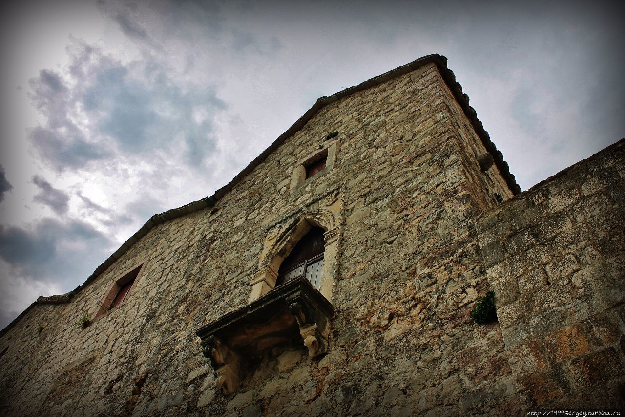 Легенды о старых домах. Дом 3 сестер. Три сестры таллин. Дом трех сестер черногория фото. Дом трех сестер пермь.