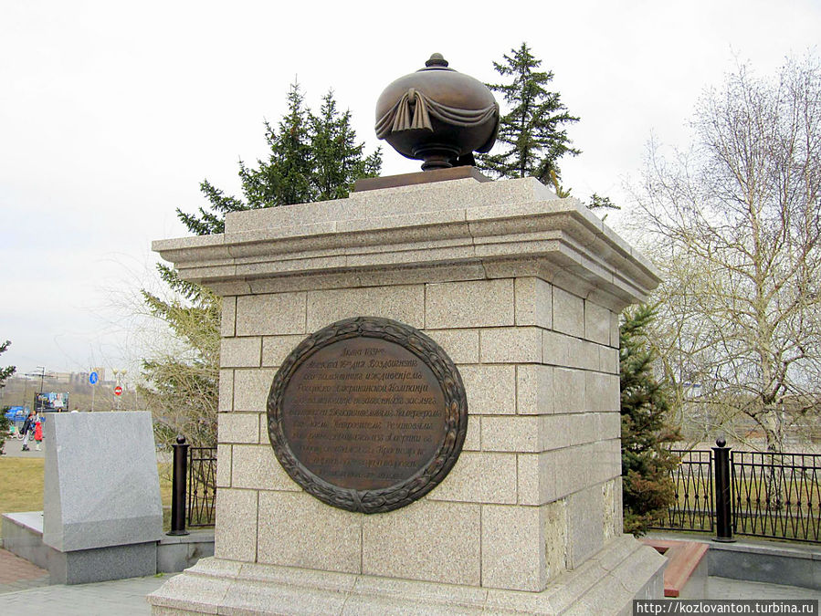 Обелиск на предполагаемом месте захоронения командора. Он  расположен сразу за памятником Резанову.