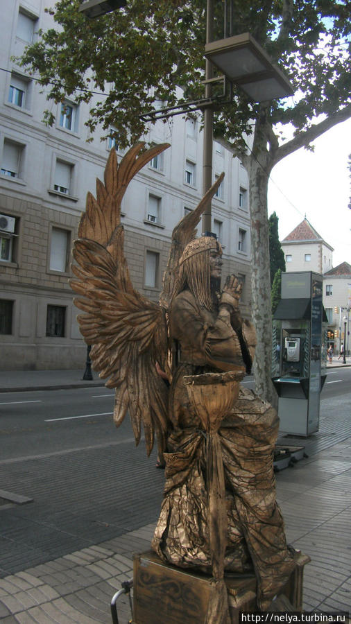 Живые скульптуры в большом количестве Барселона, Испания
