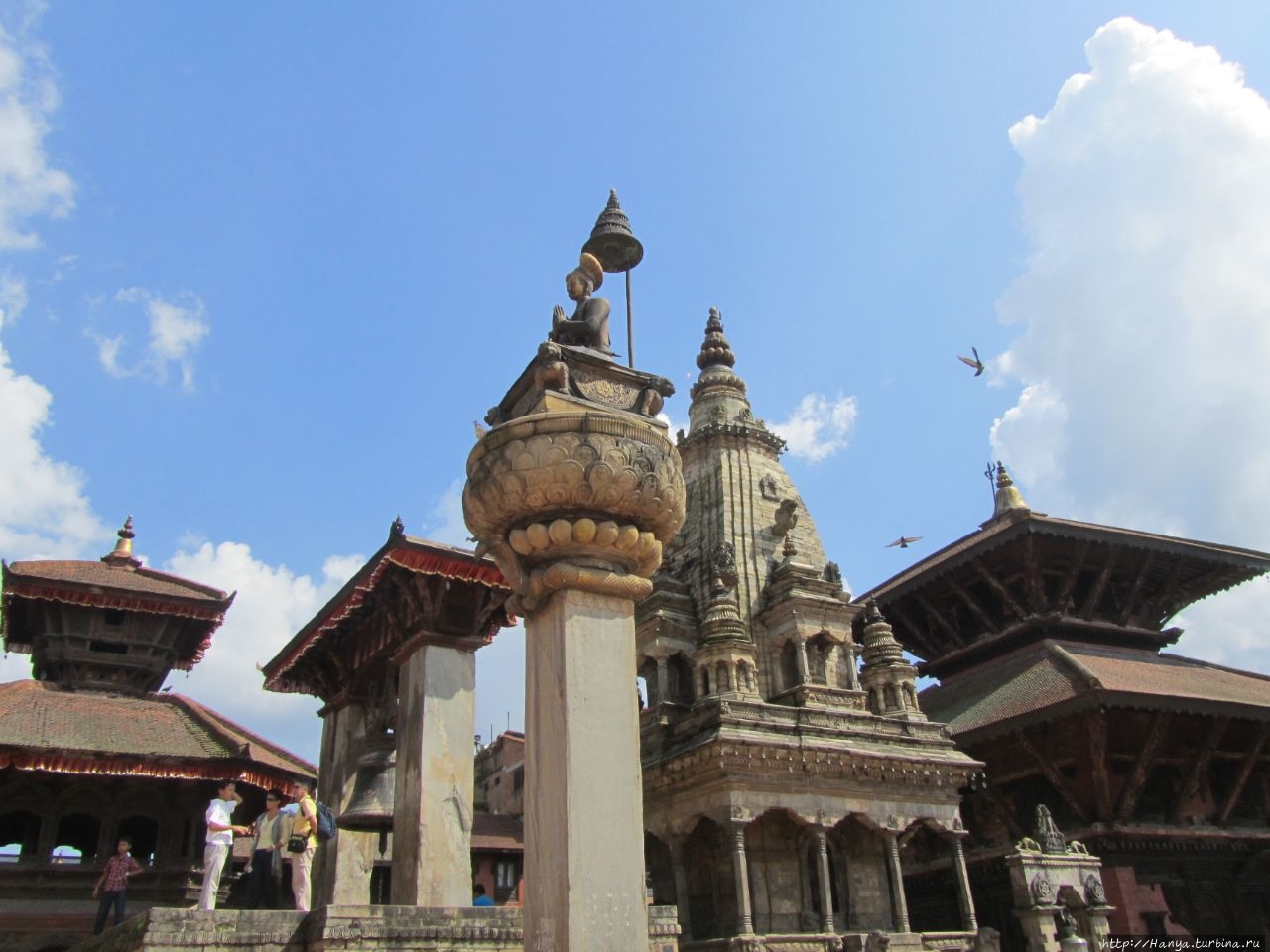 Молящийся монарх и безвестные авторы непальского Бхактапура