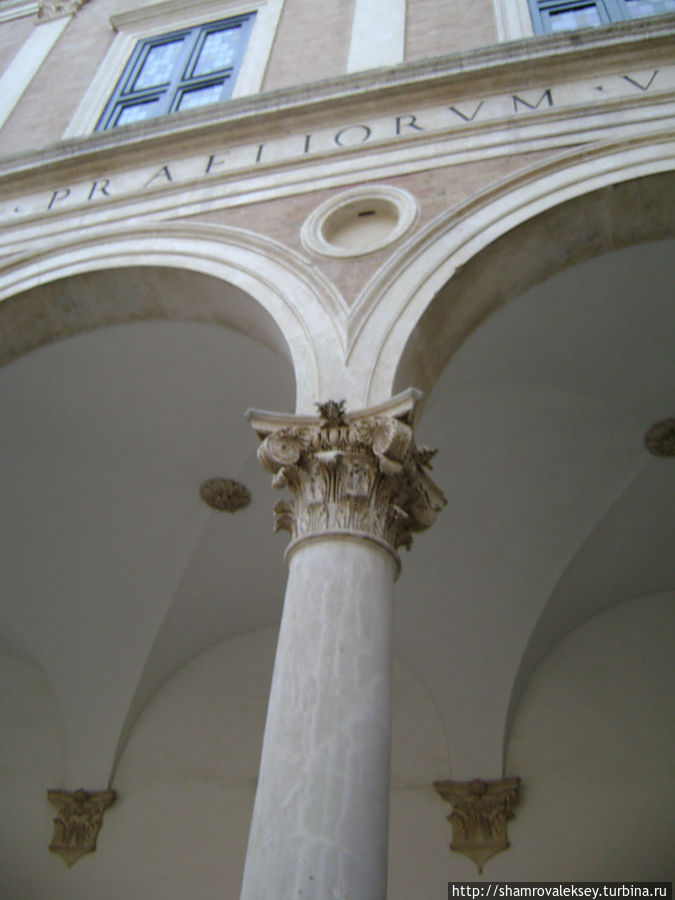 Герцогский дворец и Национальная галерея Урбино, Италия