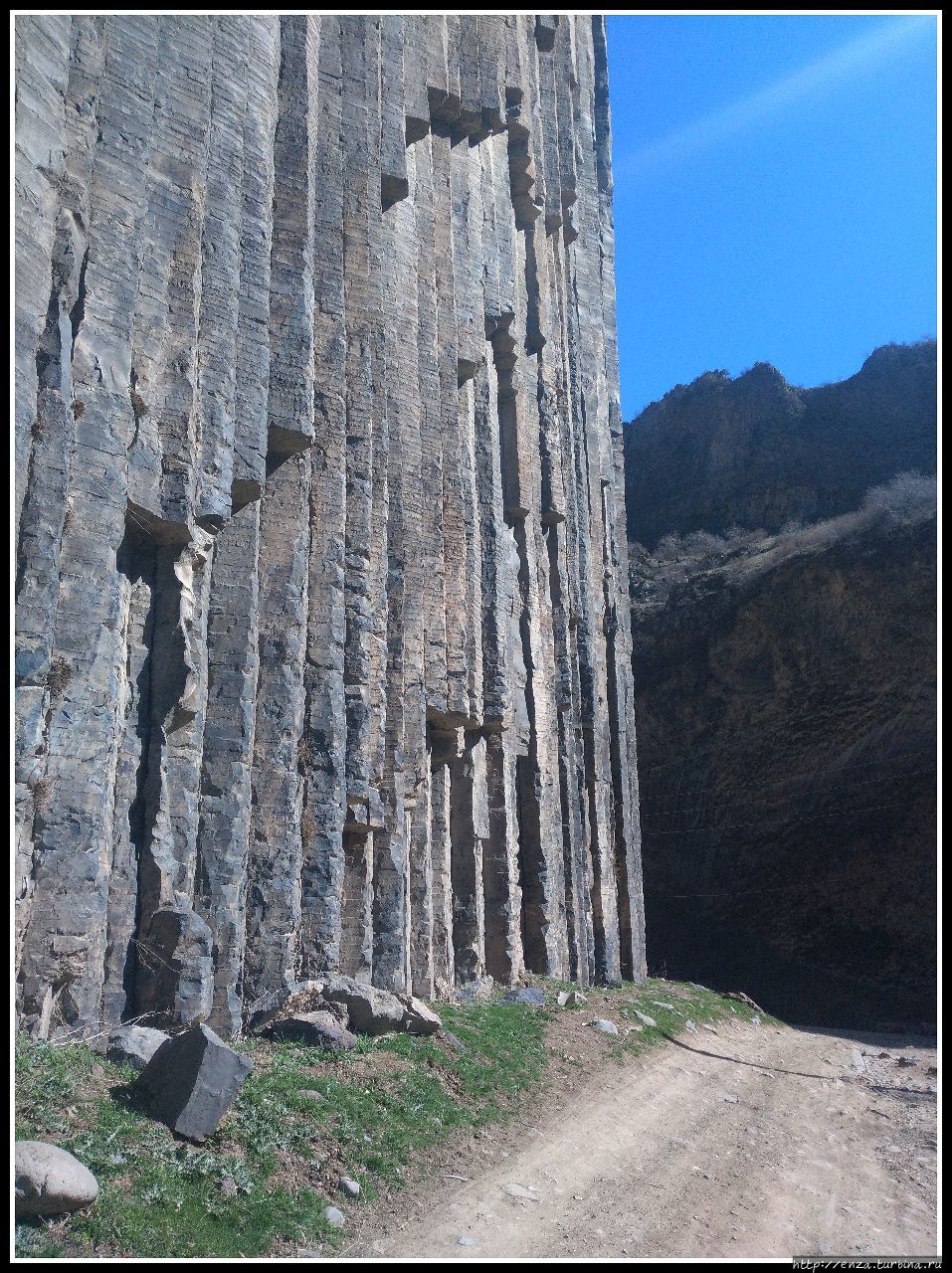 Армения. День 6. Гарни. Большие камни и маленькая церковь Гарни, Армения