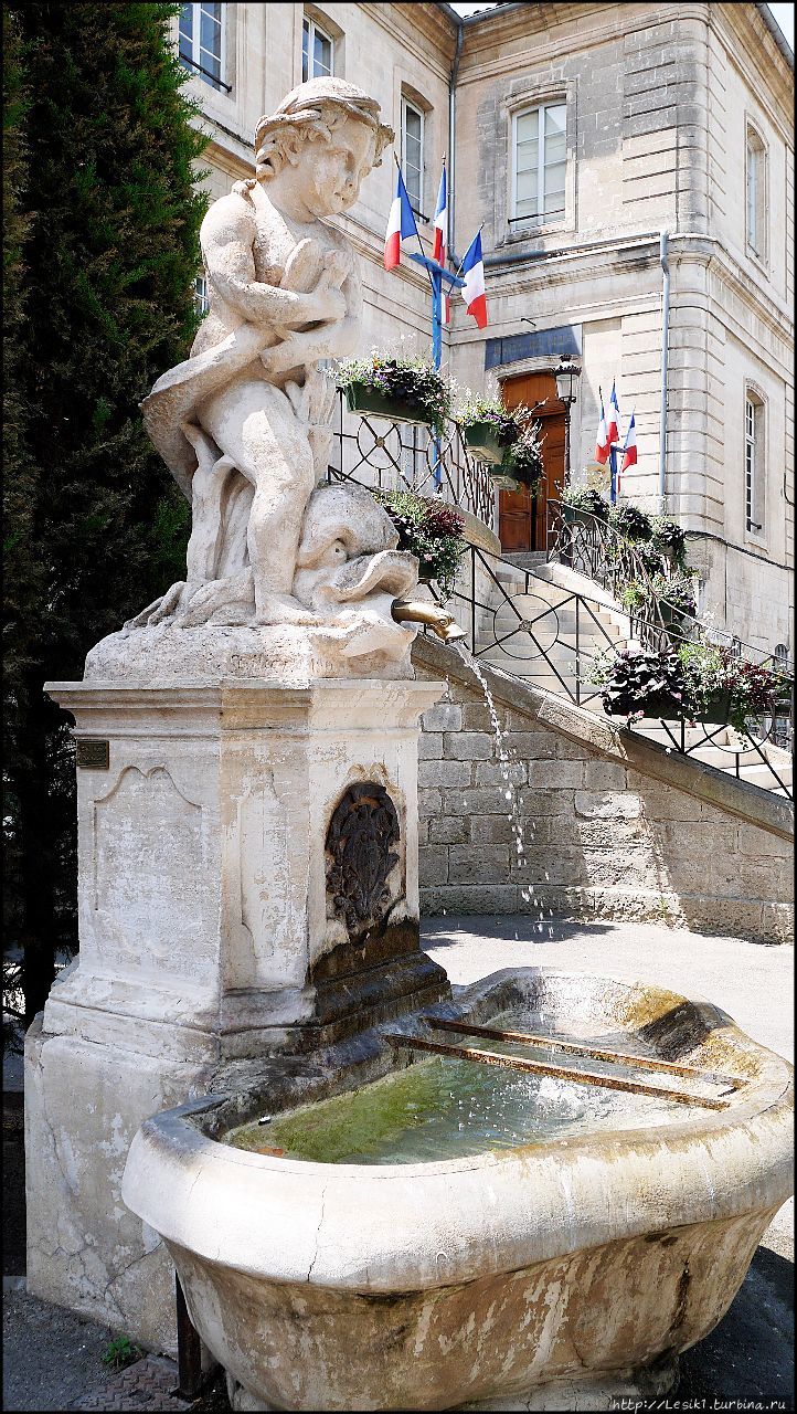 У меня нет фотографии фонтана святого Мартина, поэтому используем эту :) Апт, Франция