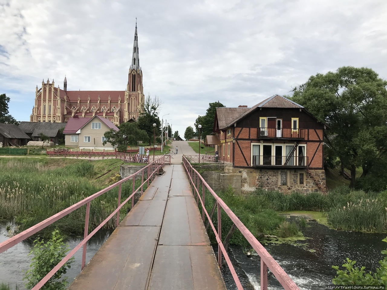 Церковь Святой Троицы и здание бывшей мельницы справа на берегу небольшой реки Лоша Гервяты, Беларусь