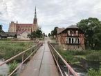 Церковь Святой Троицы и здание бывшей мельницы справа на берегу небольшой реки Лоша