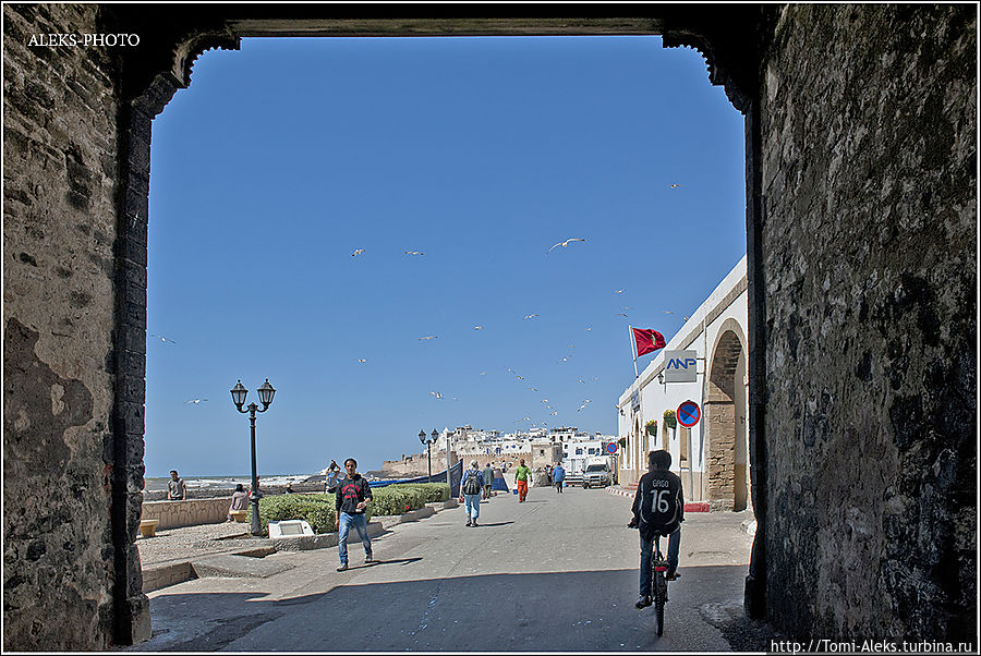 Выход из порта в город...
*