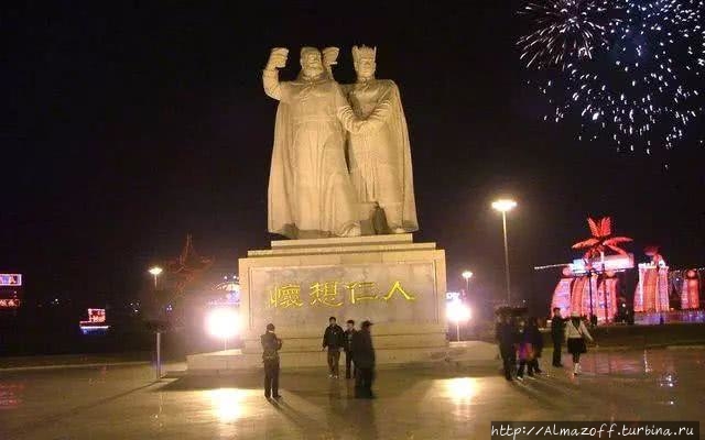 Памятник, изображающий встречу Абаоцзи и Ли Кэюна в 907 году. Городской уезд  Хуайжэнь, Шаньси, Китай. Хуайжэнь, Китай