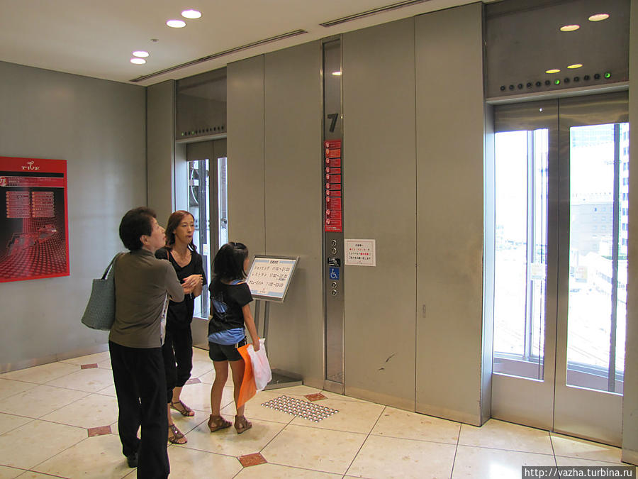 Можно подняться на лифте. Осака, Япония