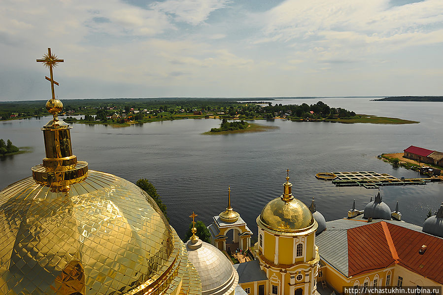 Главный купол Богоявленского собора и оз. Селигер.