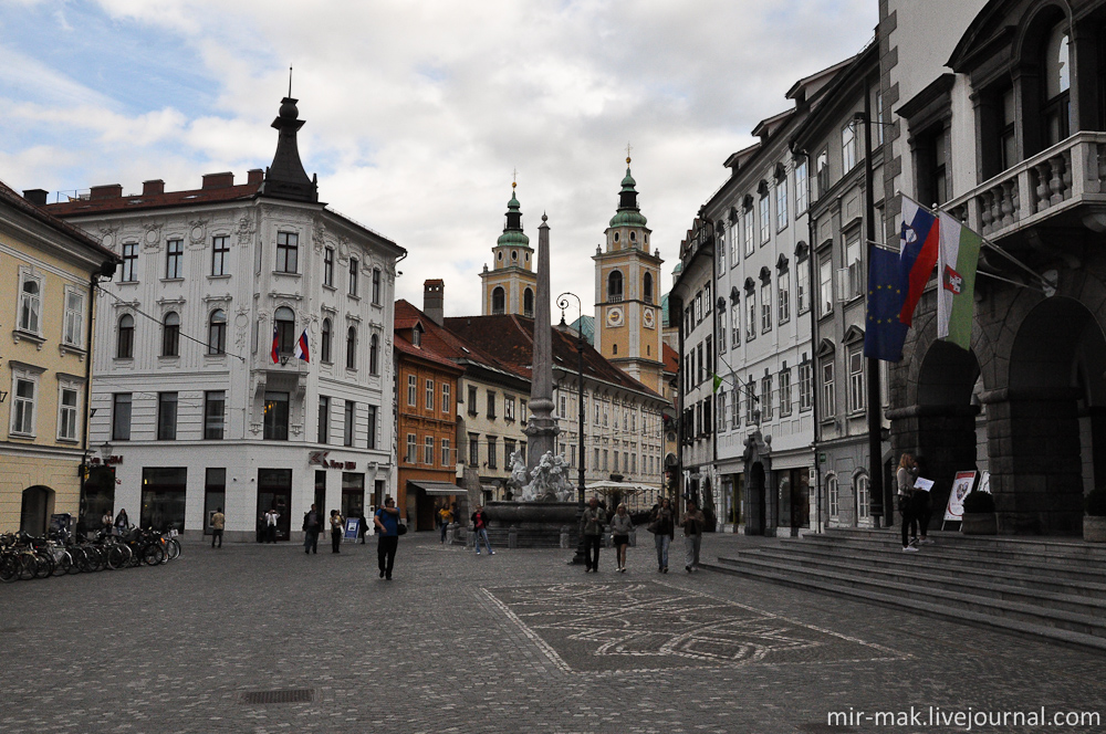 Впереди башни собора Святого Николая, а справа парадный вход в мэрию Любляны. Любляна, Словения