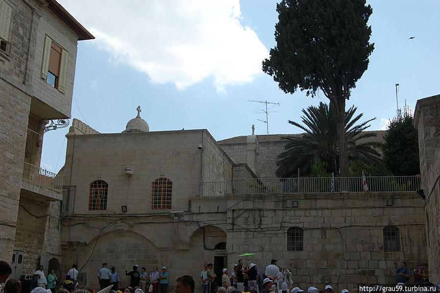 Слева монастырь святого Авраама Иерусалим, Израиль
