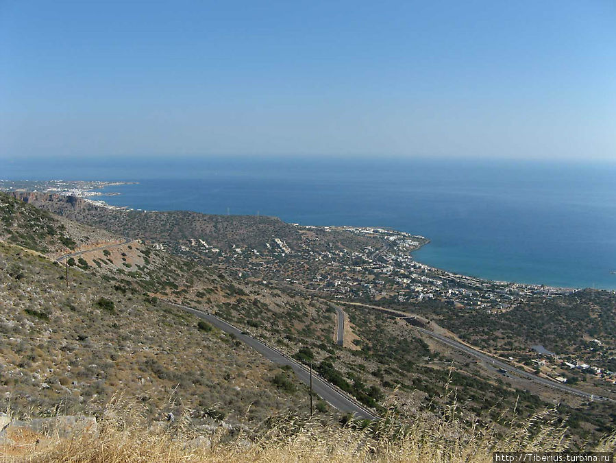 Вид на побережье со смотровой площадки на горном перевале Агиос-Николаос, Греция